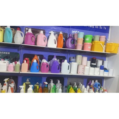 各种规格和容量的塑料瓶、塑料桶