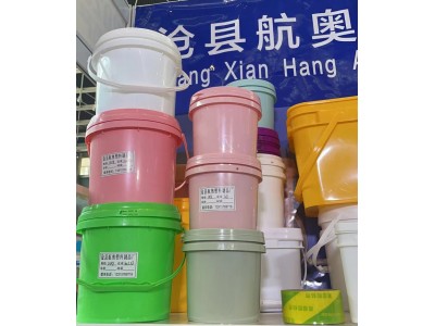 各种规格和容量的塑料瓶、塑料桶