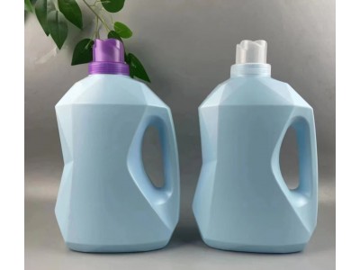 各种规格和容量的塑料瓶、塑料桶