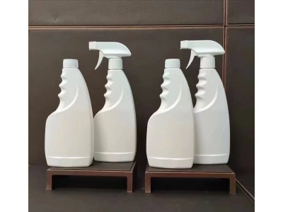 各种规格和容量的塑料瓶、塑料桶